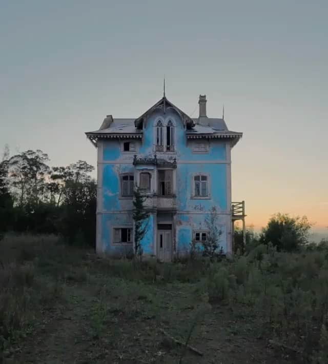 ミシェル・フォーブスのインスタグラム：「🍃🤍🍃...beauty break...🍃🤍🍃  from @olmo.blanco   ・・・  La belleza de la melancolía 🍃🍂 Os presento esta canción que interpreté a voz y piano a la que he añadido imágenes grabadas en los últimos meses. Ya que no la tenía publicada en Instagram, he hecho este montaje en formato vertical optimizado para redes. Espero os guste! . En mis pagos hay un árbol Que del olvido le llaman Al que van a despenarse, Vidalita Los moribundos del alma Canción al árbol del olvido | Alberto Ginastera #urbexportugal #entersurrealism #urbexspain #abandonedspain #countertenor #urbexfrance #urbexworld #urbexeurope #operasinger #italiaabbandonata #urbexgermany #abandonedcentral #sonya7siii #sonya1 #lumix」