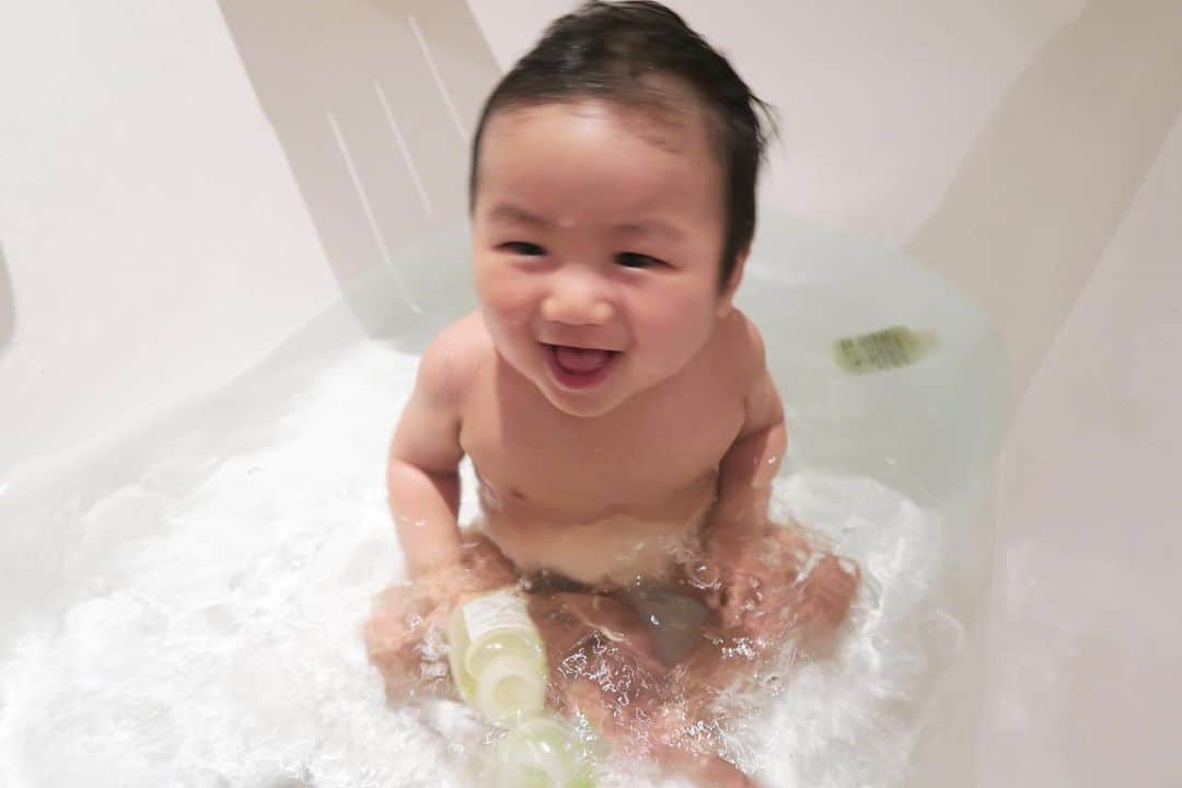 Mai Wakimizuのインスタグラム：「お風呂遊び楽しいね〜♡ #生後8ヶ月#男の子ベビー」