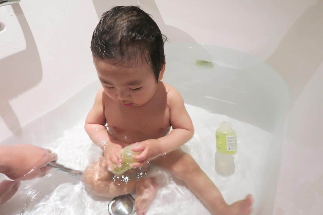 Mai Wakimizuさんのインスタグラム写真 - (Mai WakimizuInstagram)「お風呂遊び楽しいね〜♡ #生後8ヶ月#男の子ベビー」4月10日 8時27分 - wakkin__m