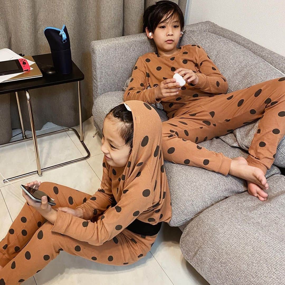 ayakoさんのインスタグラム写真 - (ayakoInstagram)「❤︎ 昨日は5年生になって初めての 保護者会へ 5年生ってどんな時期？心の成長に関しては第二次反抗期で、すぐ腹を立てると聞き、、 本当最近すぐ腹を立てて、 え？何がきっかけで？ってことが 多かったので少しスッキリ(超単純) まぁ、心も少しずつ成長してるってことだね。。 と思いながら腹立つ時は先輩ママ @_miho_7 ちゃんに愚痴る。互いに愚痴って互いの子どもを褒めて少し落ち着く😂 * 息子からの親へメッセージ見たら 「ブタ飼いたい」と書いてあり 仲良しのお友達のメッセージ見せてもらうと「今夜は鴨料理にしてくれ」 と…男子って…女の子なら いつもありがとう的なこと書いてくれてるんだろうなと思いながら帰ってきました😂 まっ、そんな感じで5年生男子と付き合っていきますわ😄 ❤︎ #小学5年生#男子#双子」4月10日 8時43分 - ayaya315