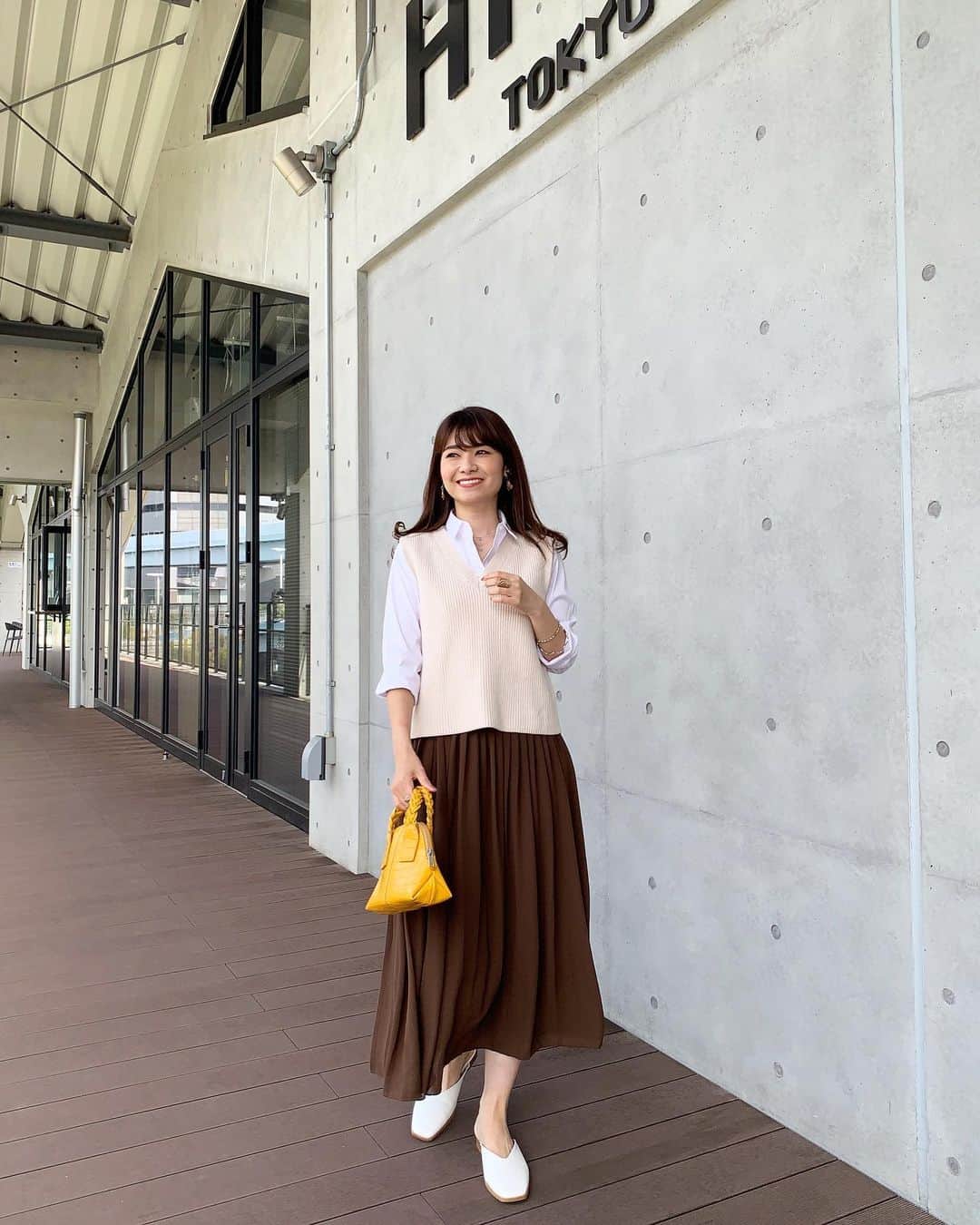 吉田奈央のインスタグラム：「シャツにベスト着たら何だかスクールおばさん…🤣  もうさスクールガール✨なんて口が裂けても言えねーよ。  欲をいうならt.A.T.uを熱唱したいとこだが間違いなく逮捕されるだろう…  でも自分なりにはこのコーデ好きでさ、 @zara のベストは可愛すぎてかなり着回しできそう😎  イエローのバッグも今季のザラだけど、 ただただタイプでした←  ブラウンにイエローの組み合わせ本当すっきやねん💛🤎  今週は土日と晴れのようで嬉しいでござる。  ＊  #春夏コーデ#シャツコーデ#ニットベスト#ザラ#ザラジョ#ザラコーデ#プチプラコーデ#きれいめカジュアル#大人カジュアル#uniqloコーデ#ユニクロ#ユニクロ購入品#ママコーデ#30代ファッション#30代ママ」