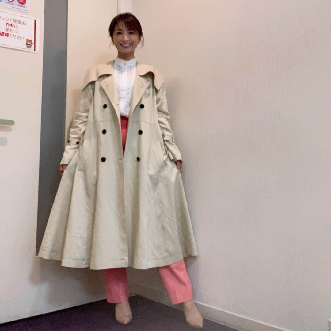 望月理恵さんのインスタグラム写真 - (望月理恵Instagram)「今日もズムサタをご覧 頂き、ありがとうございました！ 寒い朝でした💦 皆さまよい一日を✨  衣装  コート @lanvin_en_bleu_womens  ブラウス.パンツ @marella_japan @sanki_official_brand  イヤリング @vendomeaoyama_official  全身写真は②と③枚目です  #ズムサタ#衣装 #菓子折りいりませんw」4月10日 8時57分 - mochiee28