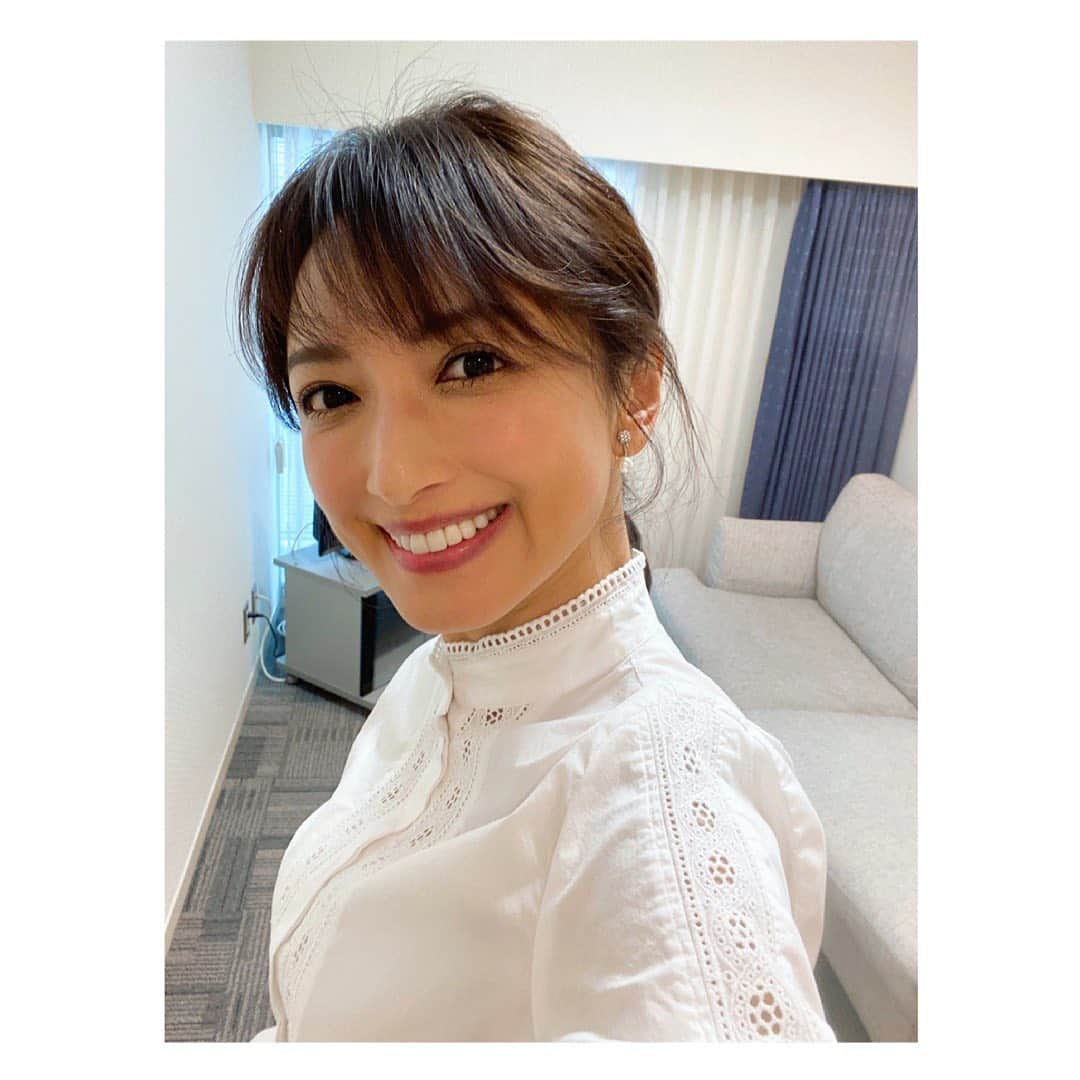 望月理恵さんのインスタグラム写真 - (望月理恵Instagram)「今日もズムサタをご覧 頂き、ありがとうございました！ 寒い朝でした💦 皆さまよい一日を✨  衣装  コート @lanvin_en_bleu_womens  ブラウス.パンツ @marella_japan @sanki_official_brand  イヤリング @vendomeaoyama_official  全身写真は②と③枚目です  #ズムサタ#衣装 #菓子折りいりませんw」4月10日 8時57分 - mochiee28