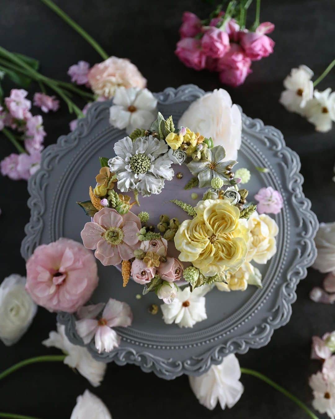 청담 수케이크 (atelier soo)のインスタグラム：「ㅡ Buttercream cake. Soocake ⚜️ 나에게봄 ㅡ #flower #cake #flowercake #partycake #birthday #bouquet #buttercream #baking #wilton ㅡ www.soocake.com vkscl_energy@naver.com」
