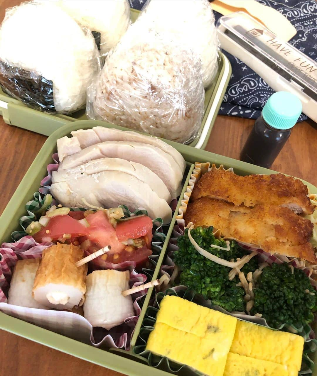 神咲詩織のインスタグラム：「・ ・ ・ ・本日のお弁当🍽✨(1枚目) ・ ・ ・鶏胸肉の自家製サラダチキン ・トマトと長ネギの中華和え ・竹輪クリームチーズ ・とんかつ&ゴマどれ千切りキャベツ(昨夜のおかずのお取置き) ・ブロッコリーとエノキの麺つゆ和え ・海苔の玉子焼き ・おにぎり4種(明太子、鮭、子持ち昆布、混ぜ込みおかか) ・ ・ ・本日は玉子焼き以外火いらずのお弁当💪 ・ ・最近はまた肌寒いけれど、これから気温があがってくるとあまり温かいおかずと冷たいおかずの同居はシビアになりますよね🤔 ・ ・ ・まあ温かいものは基本的に冷ましてから入れれるように最初に作ったりと工夫はしておりますが🤔 ・ ・ ・そしてココ最近の晩ご飯🍽✨(2.3枚目) ・ ・ ・またまたおかわりリクエストがありましたシーフードと挽肉のカレー2days🍛 ・ ・大好きなブッラータチーズやら、、、 ・ガッツリとんかつとか、、、 ・ ・ ・あとあとブロッコリーの消費量が多いのですが👨🏽茎の部分は硬そうな皮部分だけ削ぎ落としたらパッと切ってさっとレンチンしてから ごま油、鶏ガラスープの素、ごまで和えて中華風ナムルにしております🙌 ・ ・ご飯のお供にもなるしお酒のツマミにもなるしお野菜摂取できるし😎✨ ・ ・ ・何気に大好きです💕 ・ ・ちなみにごま油を辣油に変えればザーサイ風にもなります🙌✨ ・ ・ ・というかごま油、鶏ガラ、ごまって最強トリオだよね✨ ・ ・ ・レンチン出来るものならこれで和えとけばとりあえずあと1品になるし余り物消費にもよいしねぇ✨ ・ ・ ・あとは麺つゆねぇ😎 ・ ・ ・便利なものが沢山あるよねー ・ ・ ・みんなのオススメもあれば是非教えてください🙋‍♀️✨ ・ ・ ・では本日も素敵な1日をお過ごしください💕 ・ ・ ・ #居酒屋こあら #おべんとこあら #お弁当 #自炊 #👨🏽 #便利調味料」