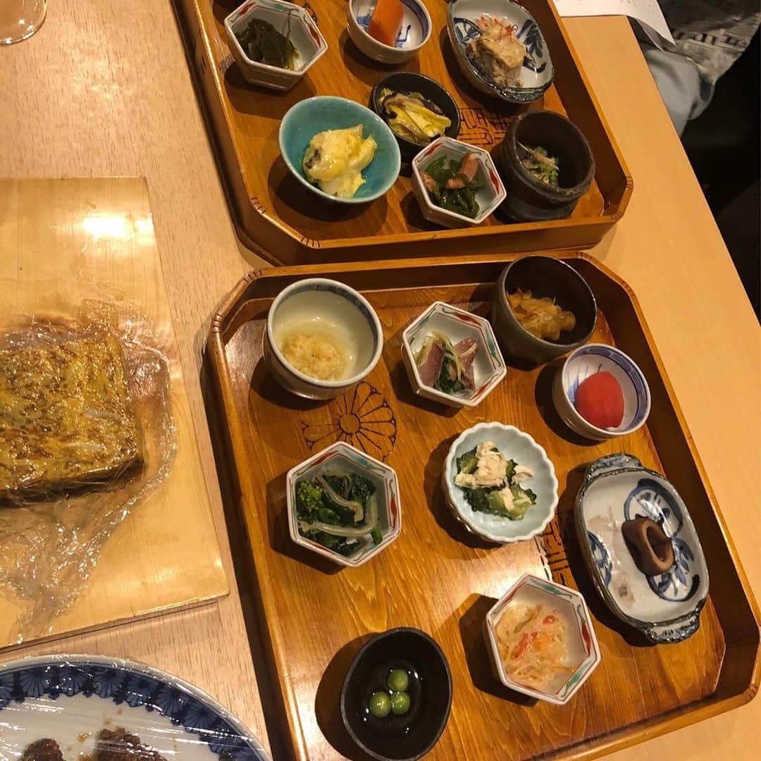 西川史子さんのインスタグラム写真 - (西川史子Instagram)「最後の誕生会。申し訳ないです🙇‍♀️ 写真は悠ちゃんからもらった口紅で BIOTOP la Bouche Rouge レザーケースに Dr.Ayako Nishikawaの刻印まで。 防腐剤も動物性油脂も入ってないそうです。 古賀のお料理はいつも最高で 沢山の前菜から　好きな物だけ選べます😍  皆んなで集まることは出来ない時期ですが、少しの時間 大好きな人に会って、笑えて 50歳が楽しくなったらいいなと思います。  #元麻布古賀 #BIOTOP#laBoucheRouge#CHANEL#前菜盛り合わせ」4月10日 9時31分 - dr.ayako_nishikawa