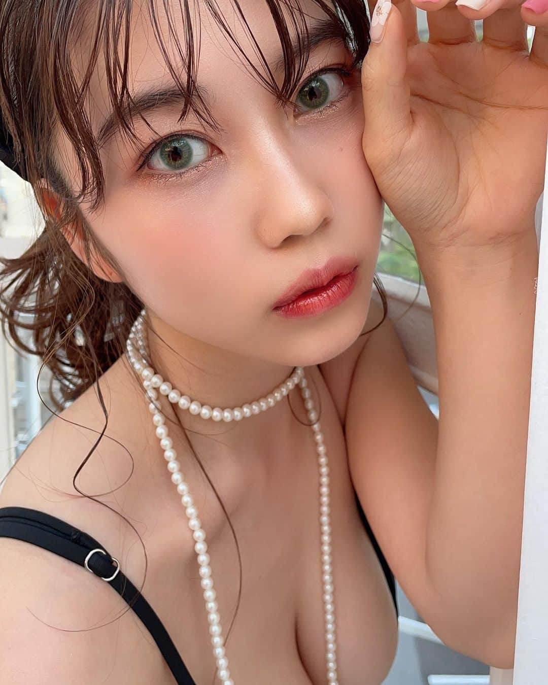 伊織いおさんのインスタグラム写真 - (伊織いおInstagram)「きょう  可愛くしてもらいました🤍 . . . .  #グラビア#グラビアアイドル#インスタグラビア#グラドル#グラドル自画撮り部#自撮り#私服#水着#茶髪#ヘアアレンジ#写真#写真好きな人と繋がりたい#photo#被写体#撮影会#撮影#裸眼#裸眼メイク#メイク好きな人と繋がりたい#ブラウンメイク#肩出し#肩出しファッション#ファッション」4月10日 20時33分 - iocos69