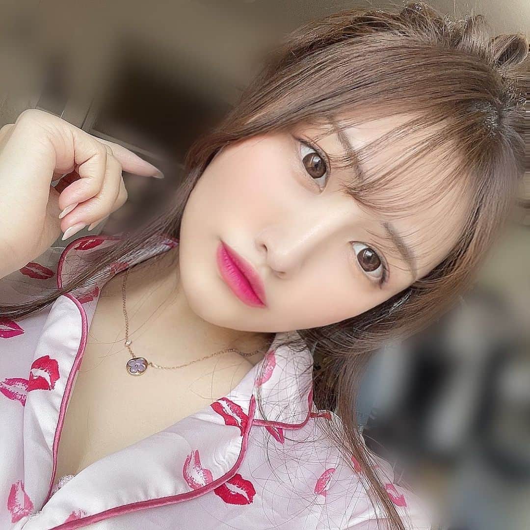 餃子のりさちゃんのインスタグラム：「スキンケア事情▷ 韓国で流行ってるダーミコス💄 もう一年ぐらい使ってる🌝  特にイチオシは 「 FGF7パワーインテンスクリーム」🐻 ▣肌の奥からハリを生み出す  ▣肌のDNAと100％一致するFGF7成分が安全にアンチエイジングをケア  ▣吸収力に優れていて肌の真皮でのコラーゲン＆エラスチン＆ヒアルロン酸の増進  ▣眉間、目元、ほうれい線など老化の３大原因となるシワを改善  ▣肌のトーンを明く改善  の効果が期待できる商品だよ🐻💞  この時期マスクで乾燥するから 持ち運びできるコラーゲンクリームミストも 最近はバックの中に忍ばせてます🏃️🏃️  FGF7アンプル（美容液）もオススメで 天然ボトックス成分の蜂毒に基づき開発されて アンチエイジングの限界を越えるプレミアム・スキンケアブランド🥺🥺♥️  抗炎、抗菌、アンチエイジンググ、メラニン生成の抑制に効く。 また、蜂毒はシワ改善に強力な効能を発揮するよ🐝  ①B-トキシンクリーム ②B-トキシンアンプル４ソリューションセット 蜂毒の成分を４ステップで徐々に増やしていくコース♡  最初は10の商品から40まで！ （※ 10,20,30,40のステップによって濃縮量＆粘度の程度が相違する/10から→20→30→40の順で使う）  全部アマゾンで買えるよ🤫🤫 ▷（@dermicos_jp）チェックしてみてね✍❤  #インスコビー #ダーミコス #ビープラスティ #DERMICOS #BEEPLASTY #韓国コスメ #敏感肌スキンケア #お肌の悩み」
