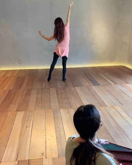 𝙵𝙰𝙸𝚁𝚈 のインスタグラム：「・ ・ ・ 飾らなくても自然体の 自分のままで過ごすこと。 それは勇気が必要だけど 少しの勇気で乗り越えると 心地いい人間関係が築ける🧚‍♀️✨ ・ ヨガを🧘🏿‍♂️しに行ったのに 踊っている私w 優しい皆様🙏🥰 @uel_tokyo  心身癒しの時間を ありがとうございましたぁ🥰🧘🏿‍♂️ ・  🧚‍♀️いつもみんなの笑顔のおかげで #笑顔 #follow#happy #スピリチュアル #ヒーリング#music #japan#cute #sexy#love#🇯🇵#yoga #dance #followme #thankyou  #goodtime #enjoy #enjoylife #❤️ #japanesegirl #instagram#楽しむ#smile#like4like#エクササイズ  #心から#喜び #変化を楽しむ  #感謝#魔法」