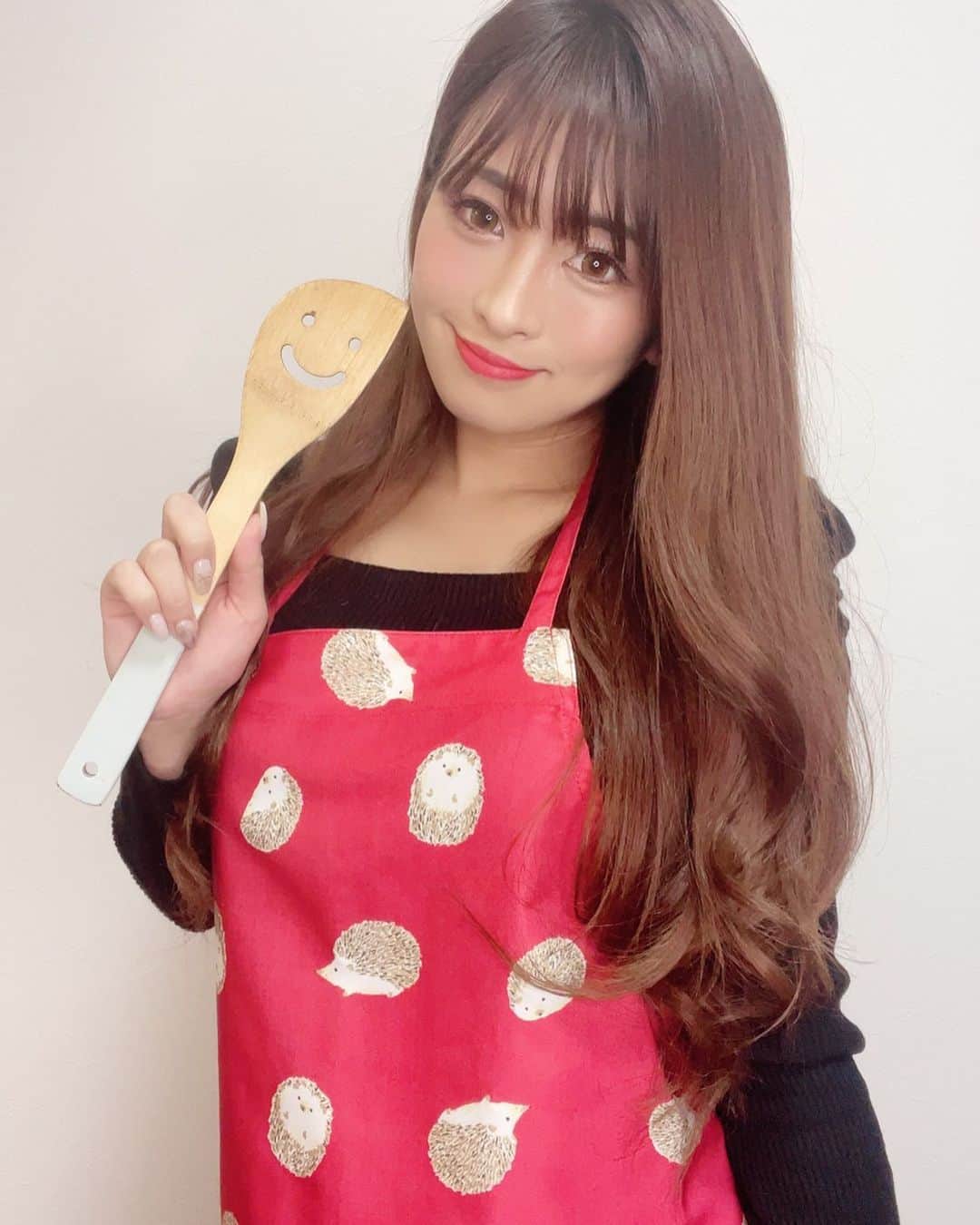 Fujikoのインスタグラム：「エプロンFujikoでした👸🏻💓  配信見てくれてありがとうぉ✨  次回はギャルメイク配信やります💄笑  Twitterチェックしてね🥺✨  #Fujiko#お料理#配信#アーティスト#singer#フォローしてね」