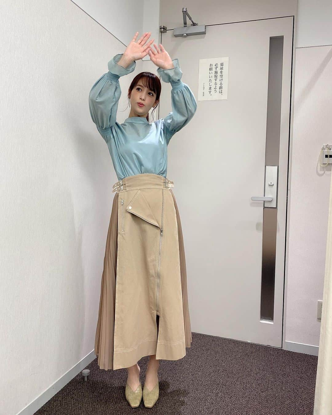 鷲見玲奈さんのインスタグラム写真 - (鷲見玲奈Instagram)「. 袖の形を見せたくてこのポーズ。笑  明日のTVタックルに出演します✨ テレビ朝日系にて、12時から放送！ ぜひご覧下さい☺️  また、この後フジテレビにて放送の馬好王国にも出演します🏇 さらに、明日は競馬BEAT(大阪)にも生出演します！ 桜花賞予想、頑張るぞ🌸  👚 @lagunamoon_com 👗 @and.couture 👠 @randa_pic  #TVタックル」4月10日 19時12分 - sumi__reina