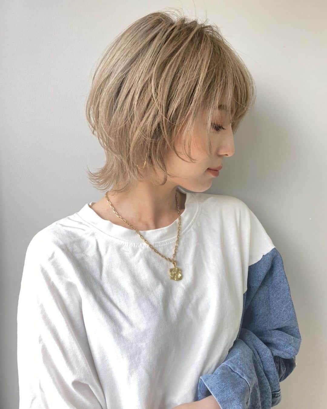 サキのインスタグラム：「. カットのシルエットを少し変えてみました✂️ →2枚目動きます  @mosshi0105vain  むかーしウルフカットやったことがあるけど超久しぶりにしたらしっくり🌿  朝のスタイリンズも毛先アイロンで外はねにすればいいだけだからとっても楽。  #ウルフカット #ショートウルフ」