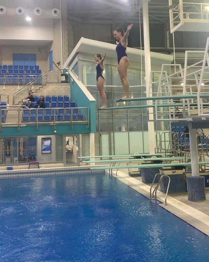 エイミー・ティンクラーのインスタグラム：「Throwback to the diving days 🤸🏼‍♀️ @_leahgracefletcher_ @leah.fletcher_diving」