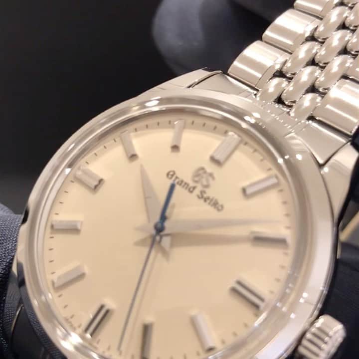 のインスタグラム：「最強の付け心地✨  装着した際の手首への馴染方が他のGRANDSEIKOには無い何とも心地よい感じです。 ケースサイズも37.3㎜と小ぶりながらも存在感は絶大⌚︎✨  ムーブメントは9S64を搭載し手巻ですが72時間のパワーリザーブは魅力的です。  ○GrandSeikoEleganceCollection ○SBGW235 ○定価：500,000円+税 ○ケースサイズ :横 37.3mm×厚さ11.6mm ○ムーブメント：9S64 ○駆動方式：手巻き　Mechanicalwatch ○パワーリザーブ：3日間  #SBGW235 #GRANDSEIKO #Mechanicalwatch #グランドセイコー #9S64 #グランドセイコー心斎橋 #グランドセイコー大阪 #nakaniwa #仲庭時計店 #wisp」