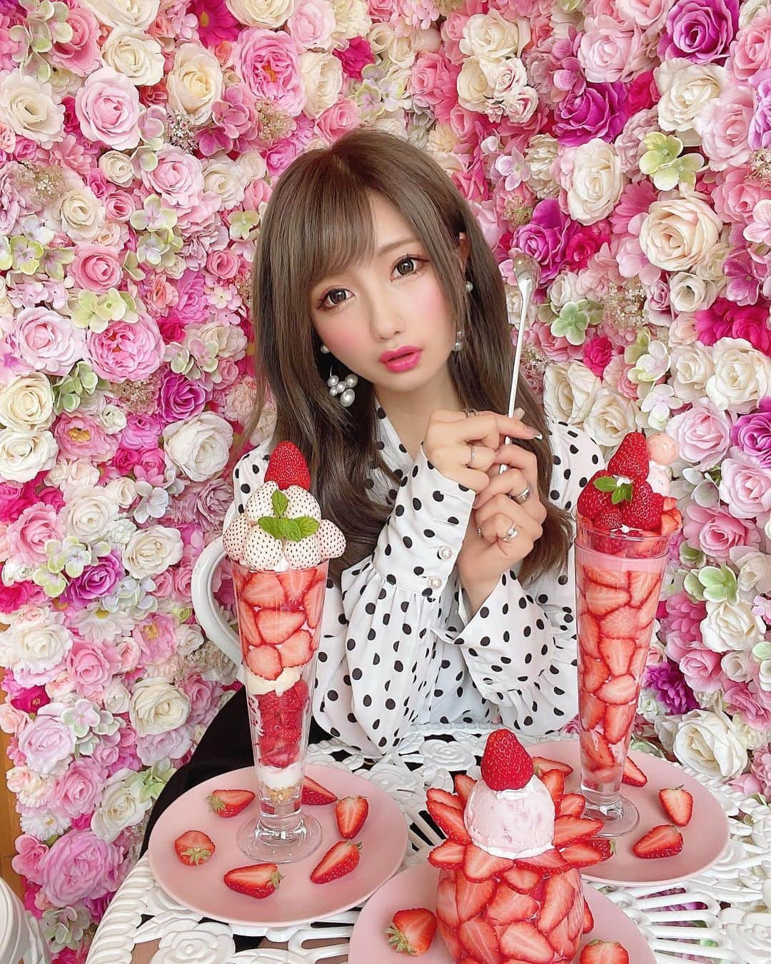 まゆぴちゅーさんのインスタグラム写真 - (まゆぴちゅーInstagram)「過去1映えなカフェ写真かも🥺🍓💓  西早稲田にある『Cafe de peru』さん⸜ ♡ ⸝  季節のフルーツをたーっぷり使ったパフェメニュー がある、店内も韓国風で可愛いカフェで、  なんてったって 外の席の壁がお花畑で🥰🥰🥰𖡼.𖤣𖥧𖡼.𖤣𖥧⚘  可愛すぎるし、 このどどーーんと大きなロングパフェも、 丸っこいかわいいいちごパフェも、 映えすぎて画力やばめになった……😭💓🍓💓  白イチゴのパフェはなんと2日間限定の 激レアパフェでした🥺🥺🥺🌼💞💞💞幸  ここでの写真映えすぎてインスタのアイコンに してしまいました。（笑）  味も美味しすぎて1人1個ペロリでした♡♡♡←  お店の方もとっても優しくていい方で、 居心地も最高なカフェでした🙈🌼💋  @kojikoji.enjoygourmet さん @rinrin99999 さんと₍ᵔ·͈༝·͈ᵔ₎🎶 ありがとうございました🥲🥲🌈🤍🤍  #cafedeperu #カフェドペル #西早稲田 #西早稲田カフェ #新宿カフェ #高田馬場カフェ  #東京カフェ #東京グルメ #新宿グルメ #韓国カフェ #韓国風カフェ #インスタ映えスイーツ #インスタ映えカフェ #おしゃれカフェ巡り  #インスタグルメアワード2021 #インスタグルメ #パフェ活 #パフェ巡り #東京パフェ #甘党女子 #スイーツ女子 #いちごパフェ #白いちご #苺パフェ #ビジョビ #フォトジェニックスイーツ」4月10日 19時27分 - mayu_03pichu