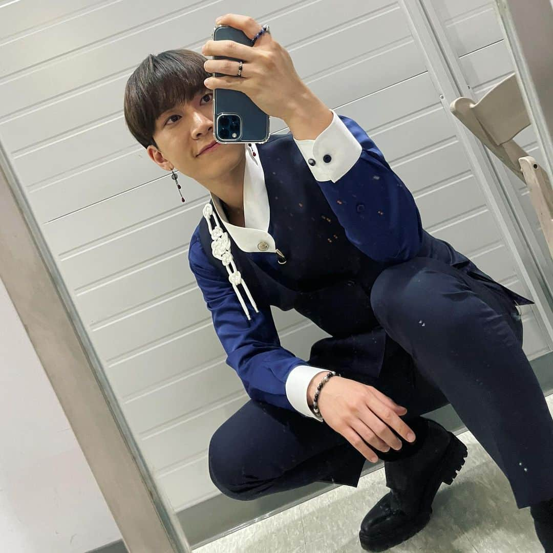 ウングァンさんのインスタグラム写真 - (ウングァンInstagram)「쭈구리 거울샷📸」4月10日 19時32分 - btob_silver_light