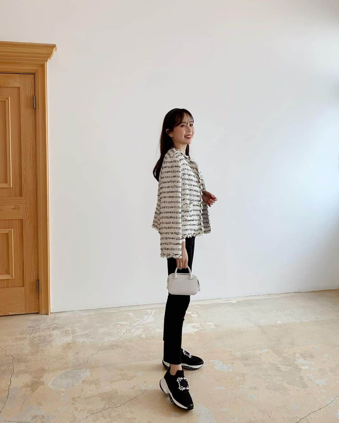 ハンナミのインスタグラム：「🌸 ツイードジャケットに スニーカー合わせるのがすき 👟🤍  ジャケットは 再入荷しています :-)  jacket, hairband #eneu」