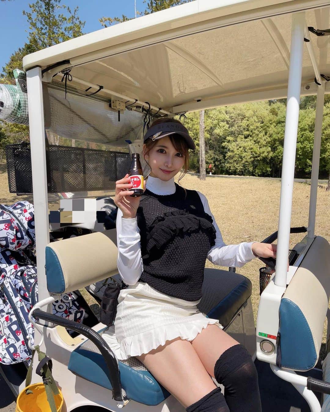 MAYUさんのインスタグラム写真 - (MAYUInstagram)「. ゴルフ日和☀️🏌️‍♀️✨ 風が思ったより吹いてたけど気持ちよかった〜☺️ 🔴95（37putt） 前半パターがダメダメで😱 3パットを何回もしてしまいました、、。前半いつもスコア悪め😢 . ベストは更新出来なかったけど100 切りは連続でできてるから嬉しい☺️🌸 . 今日は全身 @standrews_jp 🖤🤍 キラキラでふりふりでとってもかわいいの🥺💖 . 久しぶりにオロCショットも🤳🍋 . #ゴルフ女子#ゴルフ初心者#ゴルフ#ゴルフウェア#ゴルフコーデ#ゴルフスイング#ごるふ女子#ゴルフ好き#ゴルフ好きな人と繋がりたい#セントアンドリュース#standrews#golf#golfstagram#golfgirl#golflife#golfwear」4月10日 20時02分 - mayu.kina_golf