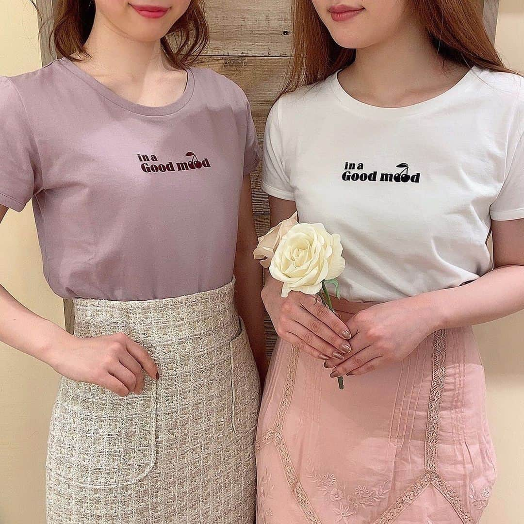 デイシーさんのインスタグラム写真 - (デイシーInstagram)「. 🍒in a good mood Tシャツ🍒 ¥6,600(オフホワイト/ベージュ/ラベンダー)  さりげなく入ったチェリー柄がポイントのTシャツ♡ 落ち着いたカラー展開でいろんな着こなしにお使い頂けます😊  お電話での代引き通販はこちらから♪ ⇒ 名古屋店 ☎︎ 052-264-8623 . . 《DEICY名古屋店営業時間》  当面の間下記の通りとなります。﻿ ﻿ 11:00〜20:00  ﻿■なお、お客様に安心して﻿ お買物をしていただけるよう、﻿ 新型コロナウィルス感染拡大防止策を﻿ 講じた上で営業いたします。﻿  ﻿ご来店いただくお客様には﻿ ご不便をおかけすることもございますが、﻿ 何卒ご理解・ご協力を賜りますよう﻿ 心よりお願い申し上げます。﻿  DEICY 名古屋店 . #deicy #deicynagoya #nagoya #デイシー #デイシー名古屋  #mecouture #ミークチュール#2021ss #spring #prespring #プレスプリング #スプリング #デートコーデ #春コーデ #ロゴTシャツ #tシャツ #チェリー柄 #新作 #名古屋 #パルコ #名古屋パルコ」4月10日 20時03分 - deicy_official