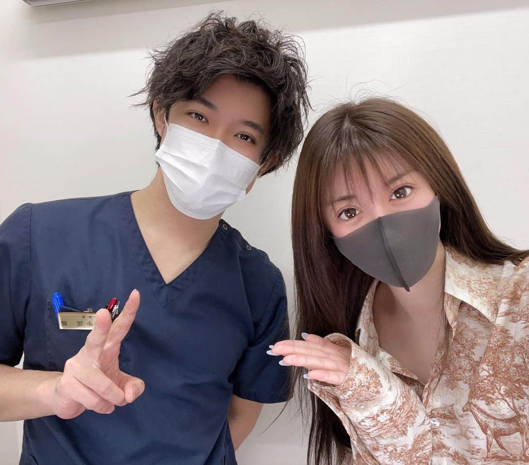 藤咲めいのインスタグラム：「湘南池袋東口院の赤尾先生にまたウルトラリフトダブルしてもらいました😳❤️  最新の機械のお陰で全く痛みもないし前回やってもらって友達からも変わった！て言われることが多かったのでまたお願いさせて頂きました✨  料金もリーズナブルで、 お顔のみだと19800円とか🙄 痛みが苦手だけど小顔にリフトアップしたい人にオススメ💓 . . #湘南 #クイックコスメティークダブル #埋没法 #二重整形 #美容 #美肌 #美意識」