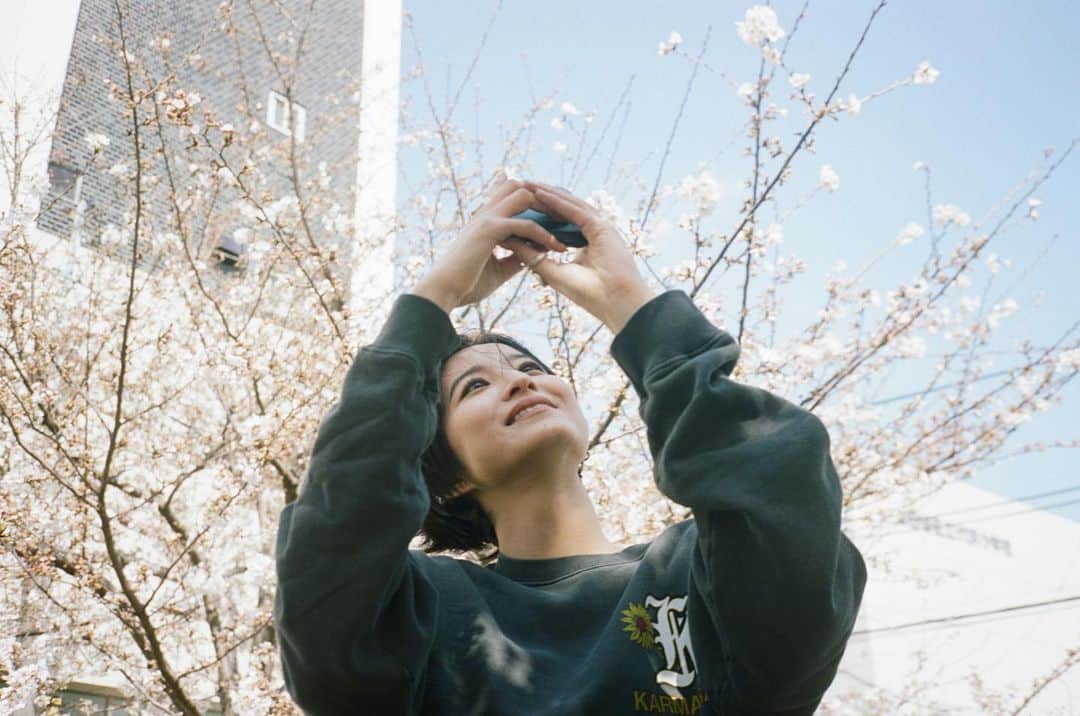 入夏さんのインスタグラム写真 - (入夏Instagram)「A photo under the cherry blossom. An expression and moment I rarely get to see of myself. Discovering a new side.  撮る私を撮るカメラ。 普段の撮影では見たことない自分の表情で、新しい自分を見つけた気分🌸  この日はkarmagawaの撮影。 @karmagawa は学校を作ったり動物愛護に力を入れているチャリティー団体です。 彼らが作るサスティナブルなお洋服の売り上げも寄付されるので、私もチャリティーで撮影に参加させてもらいました❤️ 可愛いスウェットセットアップで家ではもちろん、トレーニングヘ行く時などかなりの頻度で愛用中！！！笑  #karmagawa #cherryblossom」4月10日 20時22分 - iruka__offi