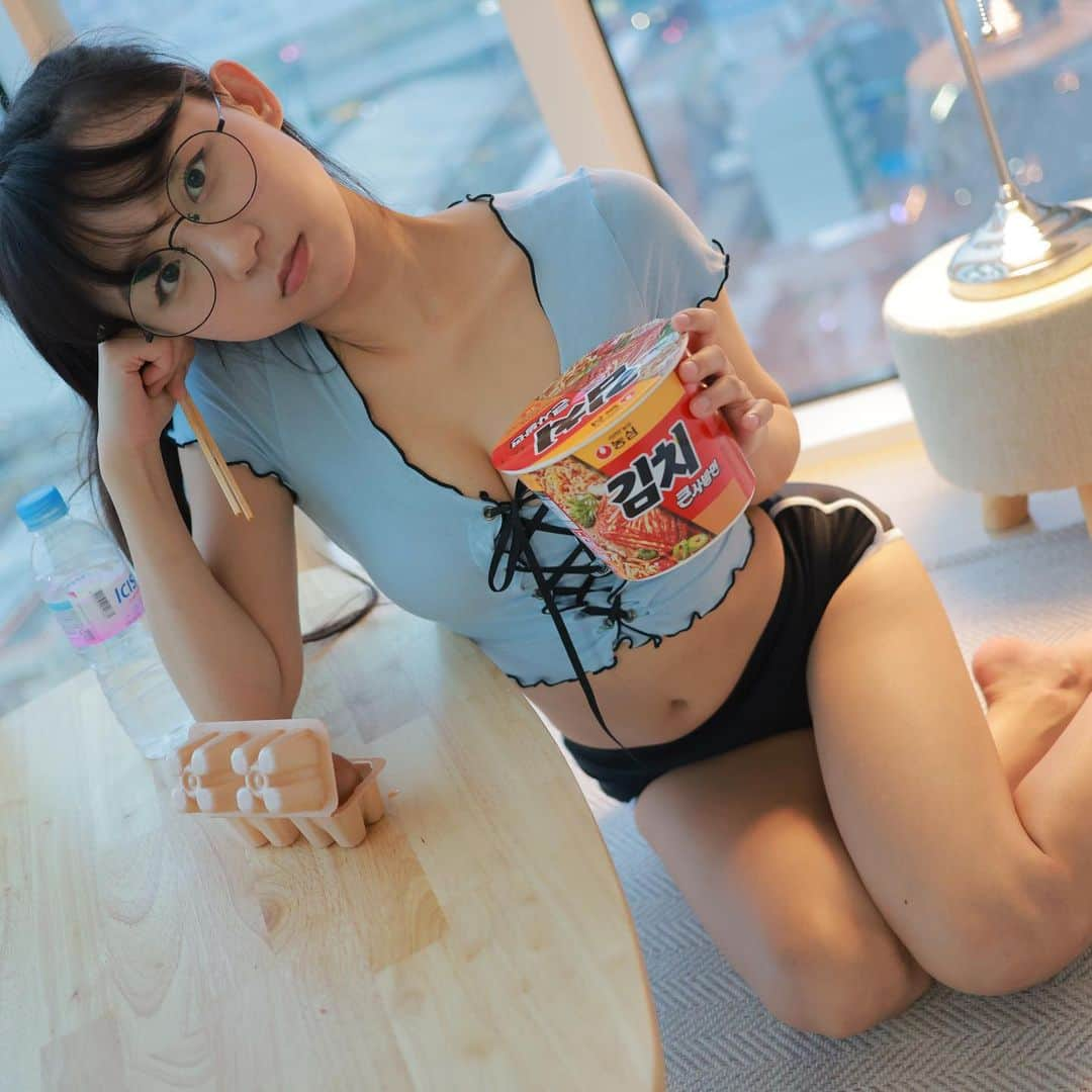 ピョ・ウンジさんのインスタグラム写真 - (ピョ・ウンジInstagram)「Come eat kimchi cup noodle with me❤️ 4K Full video on Pyoapple Channel🍎 표애플 채널에서 라면, 먹고 갈래? 4K 김치 사발면은 못참지🥰 👉🏻www.youtube.com/c/pyoapple 👉🏻www.youtube.com/c/djhenney」4月10日 20時23分 - pyoapple