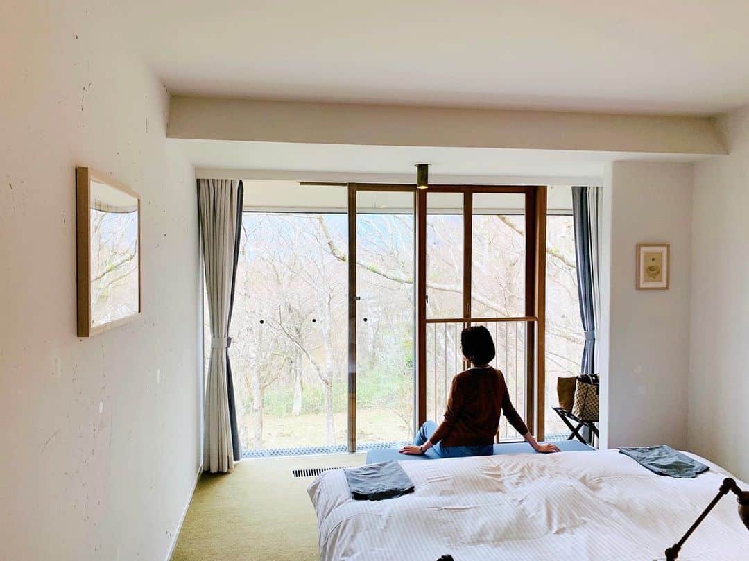 柳田菜月さんのインスタグラム写真 - (柳田菜月Instagram)「. 📍箱根リトリートfore(フォーレ) . 森の中にポツンと存在するホテルで、自然を堪能しながらのんびりと過ごせるのが魅力で宿泊☘️ デジタルデトックスを兼ねて、ぼーっとしたり本読んだり寝たりと、かなりのんびり過ごしました😌📚 . 宿泊中はフリーcafeで淹れたてのコーヒーや紅茶を堪能できるし、大浴場の温泉は景色綺麗でとてもゆっくりできるしで最高でした！！ また行きたいと思えるホテルです🌸 . #箱根 #箱根リトリートföre  #旅行 #自然 #温泉 #デジタルデトックス #ドライブ #ホテル  #trip #travel #hotel #hakone #cafe #tokyo_joshibu  #東京女子部」4月10日 11時40分 - natsuki.3190