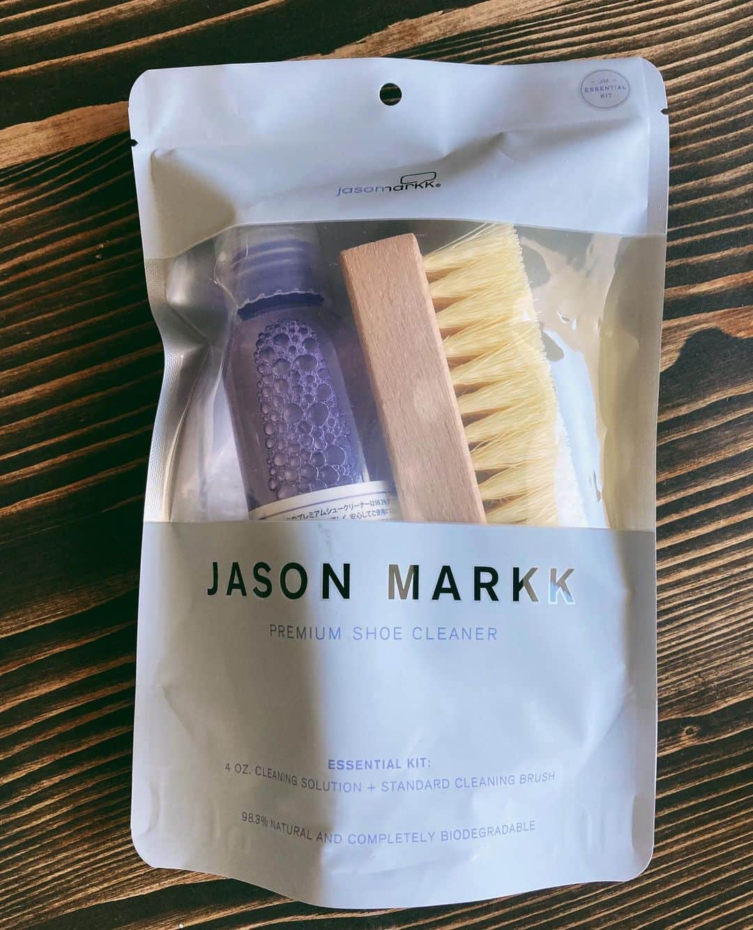 のインスタグラム：「お友達がくれたJASON MARKKのシュークレンザーで、悲しく薄汚れて後ろめたい気持ちで履いていたスタンスミスが蘇った〜✨ ３枚目が仕上がり。 いやぁ、これは気持ちが良いです。まだまだ履けるぜい☀️ ありがたやー！ 香りもとても◎  #jasonmarkk #靴磨き　#スタンスミス　#stansmith #白スニーカー」