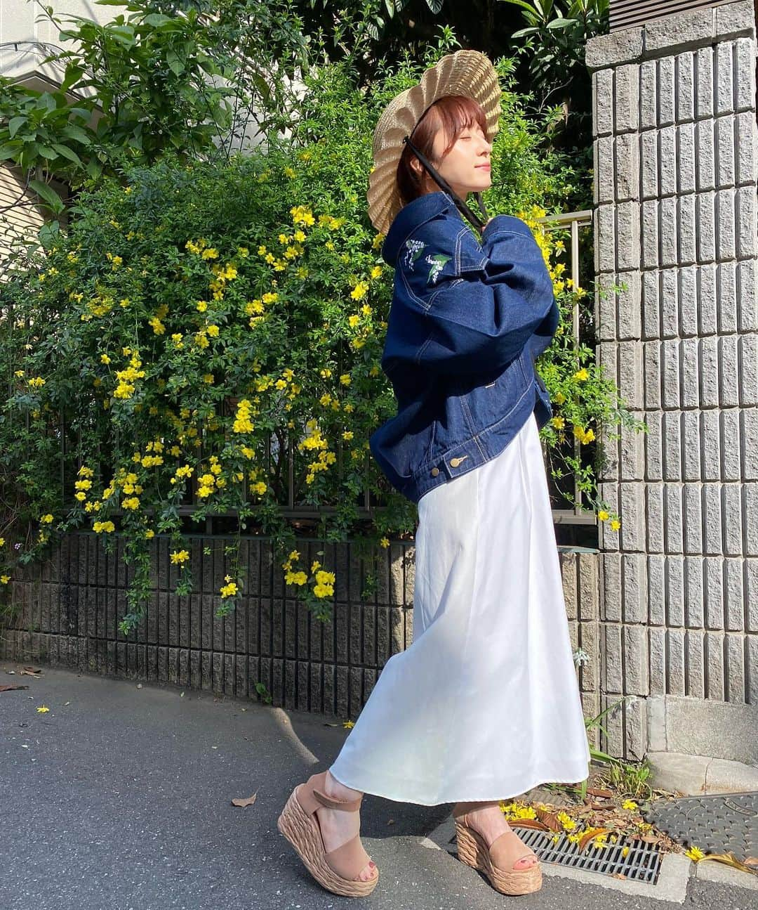 黒坂優香子さんのインスタグラム写真 - (黒坂優香子Instagram)「👒🌼🤍  太陽が出てるだけで なんだか元気になるよね🌼  太陽の光は人をポジティブにしてくれるんだって✨ 光合成大事だね🌞  帽子　@casselini_official  デニムジャケット、 ワンピース　@jour.de.muguet   今の季節にぴったりの  Embroidered denim jacketと  今から夏まで着られる Striped shirt two piece  おすすめです♡  #jourdemuguet  #ジュールドミュゲ #muguet_popup #cassselini」4月10日 11時49分 - yukakokurosaka0606