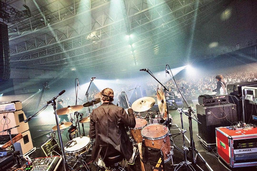 リアド偉武のインスタグラム：「[Alexandros]のメンバーのひとりとしてドラムを叩く事になりました。  このバンドで叩き始めてから感じた様々な事、それを言葉にするのは簡単ではありません。 その中で一つ確かに言えるのは、洋平、ヒロ君、まーくんと一緒にどこまでも進んで行きたいという事です。 それが今自分の中にある素直な気持ちです。  ライブや、レコーディング、リハーサル、その一つ一つの瞬間に気持ちを込めてきました。途方もない刺激を受けました。 そしてそれが何よりも楽しかった。  自分の中のすべての情熱を燃やして[Alexandros]のドラマーとして生きていきたいと思います。 よろしくお願いします。  リアド偉武」