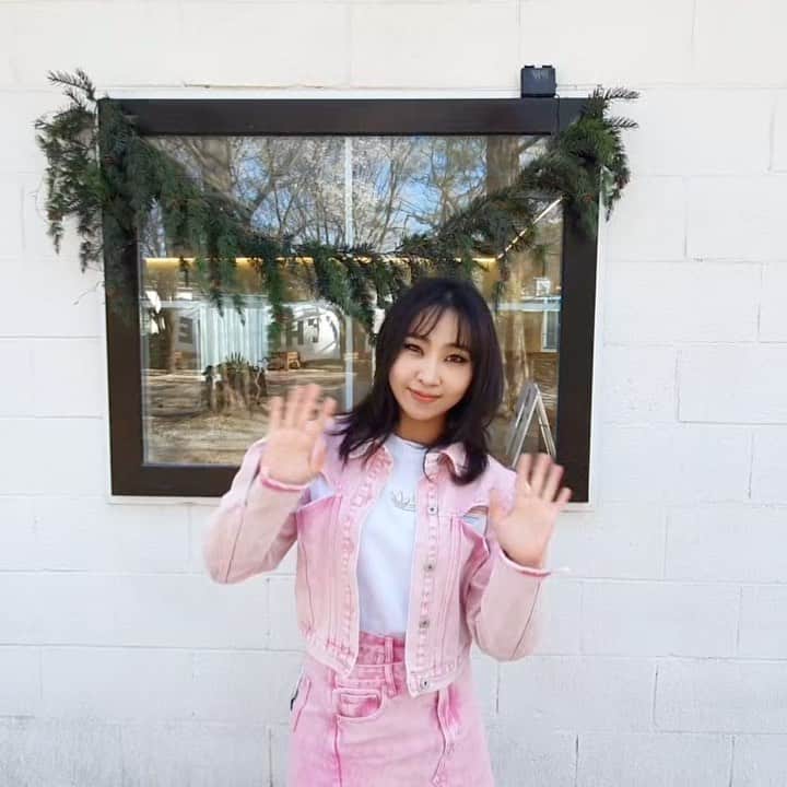 のインスタグラム：「ダンスが好きな日本のファンの皆さん✨ 皆様のダンスの実力を見せることができるように是非参加してください🌸 審査員のミンジが待ってます🎶 楽しみにしています:)  How to participate the workshop and audition? You can see all the information hereℹ️  Link in below🔽 www.virgcds.com  심사위원 민지와 함께하는 특별한 워크샵과 오디션에 지금 참여해주세요^^」