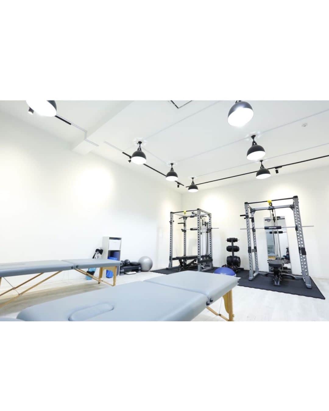 橘沙奈さんのインスタグラム写真 - (橘沙奈Instagram)「* 昨日は六本木にあるパーソナルジム、 @gym.clear に行ってきました💪 * * まず身体の歪みなどを見てもらい、 歪みを治して頂いてからストレッチとトレーニングをしました🎵 * 身体の矯正も出来て身体も引き締まるって 嬉し過ぎる😭✨ * * 2枚目以降の写真でも分かると思うけど、広々としてて 清潔感あって感染対策もバッチリされてます👌 * * これから頑張って通いたいと思います😊！ 上野先生ありがとうございました🙇‍♀️✨ * * * * トレーニングウェアは @nergyjapan で購入しました🌸 * * * * * * * * * * * * * * #プライベートジム #クリアジム #パーソナルジム東京 #パーソナルジム六本木 #ストレッチジム #パーソナルジム #筋トレ女子 #トレーニング女子 #gymclear #gym #training #personaltraining」4月10日 12時14分 - an.an.0706