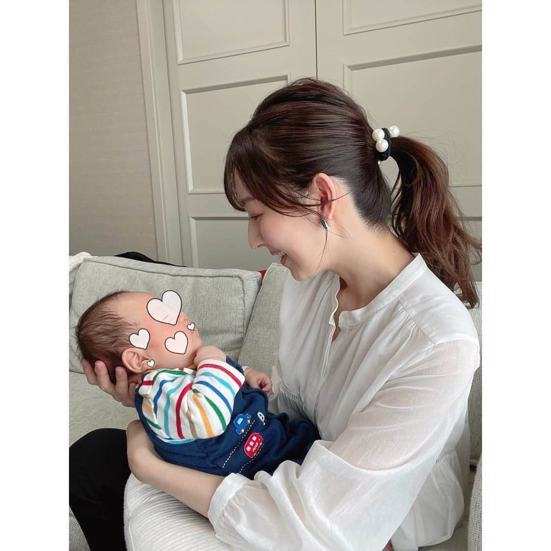 伊藤弘美さんのインスタグラム写真 - (伊藤弘美Instagram)「☺︎﻿ ﻿ 生後3ヵ月が経ちました🤍﻿ ﻿ 👶との生活に少し慣れてきたような…﻿ でもまだまだ分からないことだらけなような…﻿ あっという間の3ヵ月🍼﻿ ﻿ 最近、ご機嫌な時はニタニタ笑ってくれたり﻿ あー、うー、と声を出してくれたり…﻿ 一つ一つの反応が嬉しいです😊🌸﻿ ﻿ ﻿ ﻿ #生後3ヵ月　#男の子ママ﻿ #夜中や朝方に授乳で起きるとめざましアクア時代の生活を思い出します﻿ #これからお休みの方もお目覚めの方も…﻿ #寝不足のママさん一緒に頑張りましょう﻿ #そして夜遅く、朝早く頑張っていらっしゃる方﻿ #いつもお疲れ様です ﻿ #お身体お大事になさってくださいね」4月10日 12時21分 - hiromi_ito831