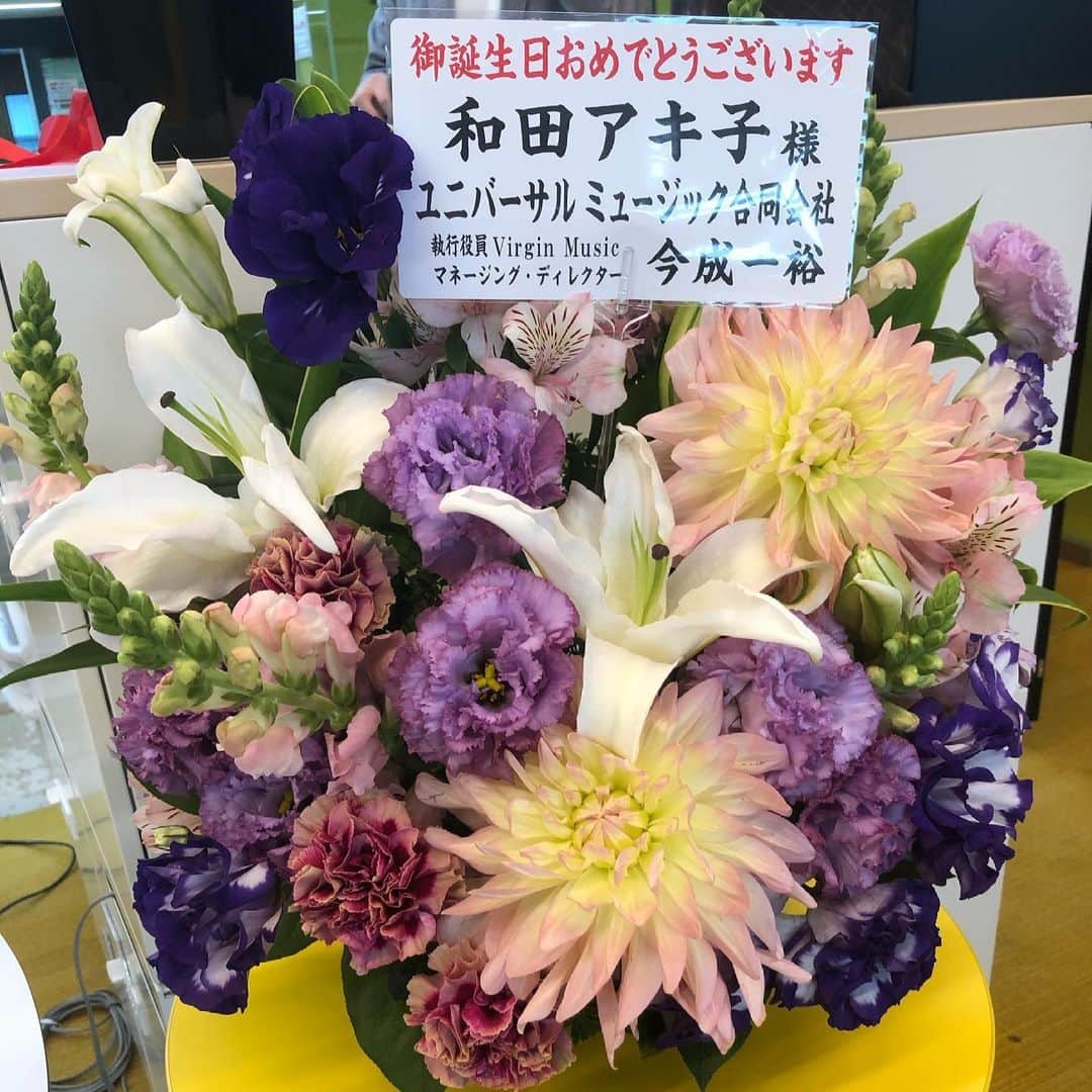 和田アキ子さんのインスタグラム写真 - (和田アキ子Instagram)「ニッポン放送に着いたら、沢山のお花に迎えられました😍😍🥰🥰🥰 なんと、さだまさしさんからは100本の薔薇が❤️❤️🥰🥰🥰 そして今年も、船橋のケーキ屋さん、テレビチャンピオンで優勝した『アントレ』さんから、豪華な素敵なケーキが。さらに、スタッフの皆んなからも恒例のオススメDVDやワインなどなど。 本当に沢山お祝いしてもらいました❤️❤️❤️❤️ 嬉しいかったー😊😊 ありがとうございます😊 #ako50th #誕生日 #たくさん #ありがとうございます #さだまさし #さだ君 #いつもお気遣いありがとうございます」4月10日 12時14分 - ako50th