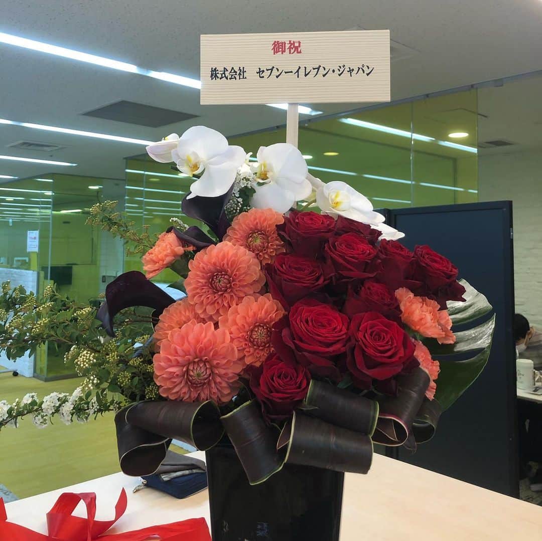 和田アキ子さんのインスタグラム写真 - (和田アキ子Instagram)「ニッポン放送に着いたら、沢山のお花に迎えられました😍😍🥰🥰🥰 なんと、さだまさしさんからは100本の薔薇が❤️❤️🥰🥰🥰 そして今年も、船橋のケーキ屋さん、テレビチャンピオンで優勝した『アントレ』さんから、豪華な素敵なケーキが。さらに、スタッフの皆んなからも恒例のオススメDVDやワインなどなど。 本当に沢山お祝いしてもらいました❤️❤️❤️❤️ 嬉しいかったー😊😊 ありがとうございます😊 #ako50th #誕生日 #たくさん #ありがとうございます #さだまさし #さだ君 #いつもお気遣いありがとうございます」4月10日 12時14分 - ako50th