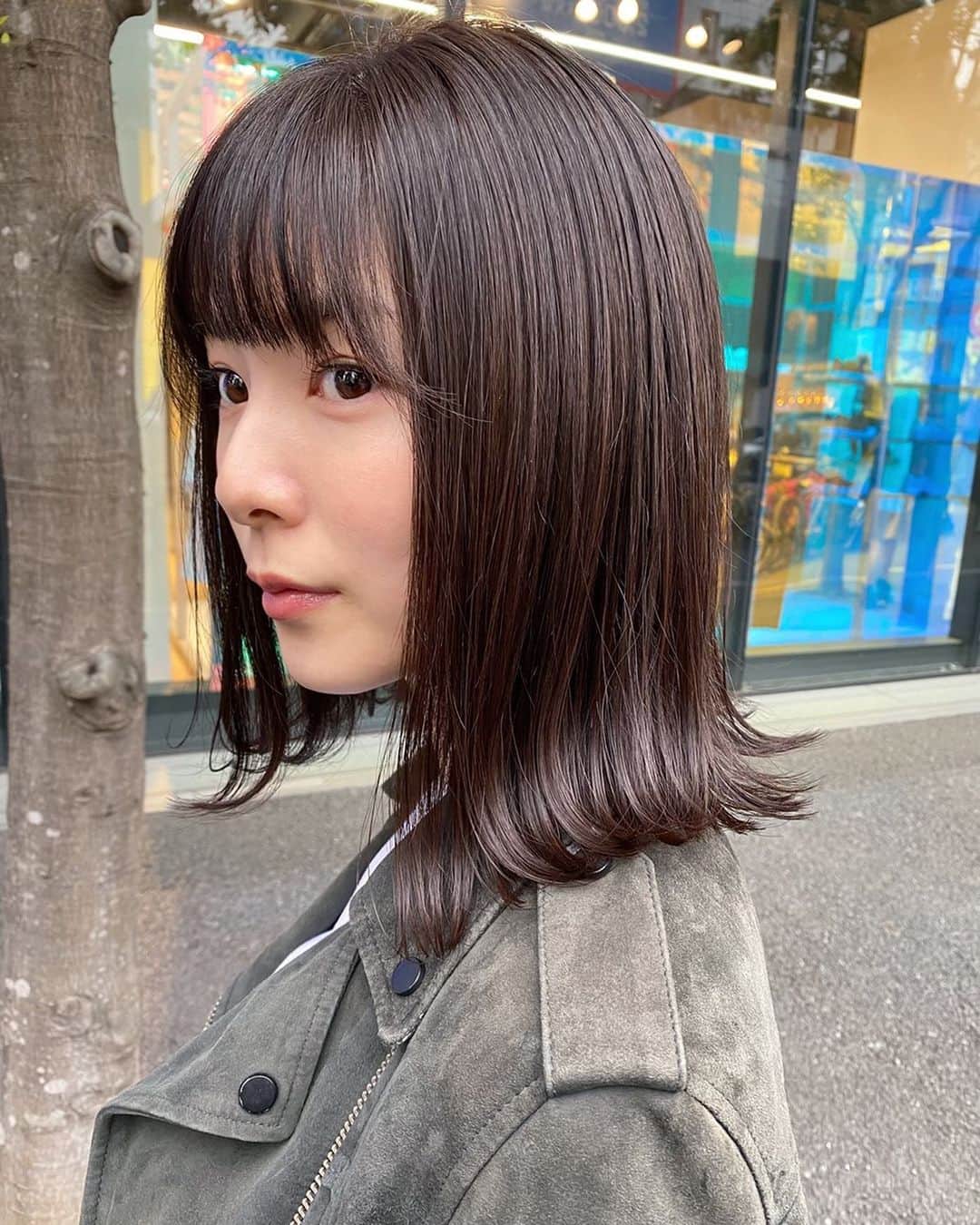 青谷優衣のインスタグラム：「💇🏻‍♀️🌻  テーマは “本当に染めてるの？” なカラー  地毛が真っっ黒で重く見えるのが悩み。  染めると赤みが出やすくて 茶色に染めてる！となるのが嫌で でもブリーチはしたくない、、というわがままなオーダーに答えてくれる幼馴染💇🏻‍♀️笑  本当に染めてるの？ ってくらい自然な色味で さらに赤みも消えてつやっと透明感のでるカラー👏🏻 いつもありがとう🌸 @takuto5ato」