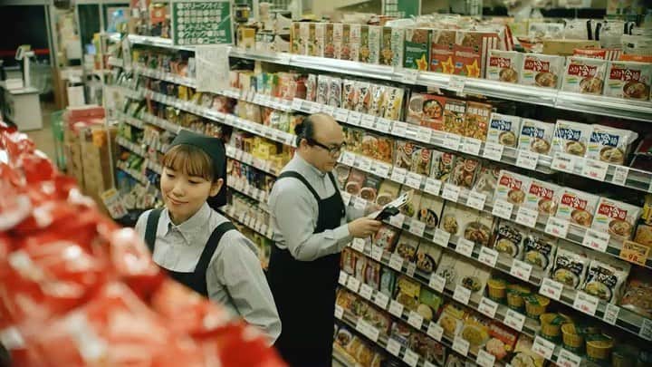 飯豊まりえのインスタグラム：「本日 私が出演します 辛ラーメン新CMが 公開になりました！  2700袋の辛ラーメンに 囲まれて撮影しました！！  ちなみに4月10日は“辛い”を英語にした“ホット”から、 4(フォー)と10(トウ)の 語呂合わせで 「辛ラーメンの日」なんですって😇  辛ラーメン大好きなので、、 ほんと嬉しいです。。 最近撮影現場の夕食は お弁当と辛ラーメン 両方食べています！！ 皆様もぜひ！  #辛ラーメン」
