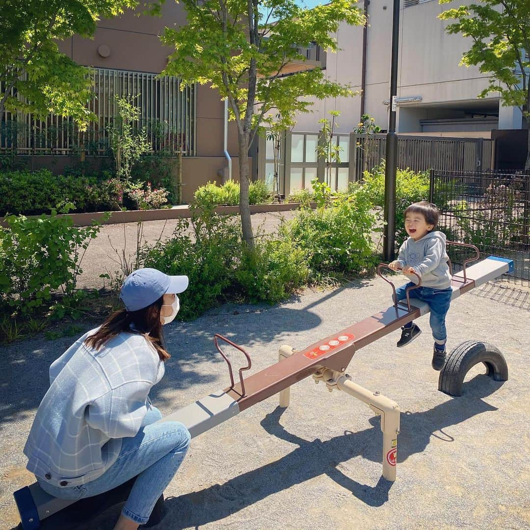 小川ひとみさんのインスタグラム写真 - (小川ひとみInstagram)「土日は朝から公園🐢🌿✨ お天気が良いと 気持ちが良いね❤️ さて息子のお昼寝タイム 今日は私もごろごろしよう〜🥰 #weekend #公園 #mamalife」4月10日 13時39分 - hitomy220