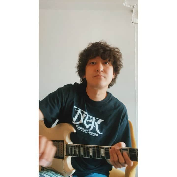 小野武正のインスタグラム：「YGB / KEYTALK  #わしつなぎ  365日間お世話になりました!!  これを始めた当初2020年4月時点SNS上にて流行っていた〜バトン、〜つなぎ。 いつ回ってくるかなぁとワクワクしてても一向に回ってこない小野武正 そうか。 じゃあわかりました。 自分で自分に繋ぎます!! ...と半ば自暴自棄に開始したのが2020年4月10日。 KEYTALKドラムの八木くん作のYGBのリフを皮切りにせっかくだったら1年繋げてみようと思い立ったのでした。 1年後この"バトンというもの"をやってる人はほぼいないだろうし繋ぎ続けたらおもろいかなという軽い気持ちで毎日ギター動画をUPし始めましたのも束の間。 日に日に減り続けていくフォロワーの皆様方...  確かにいままで不定期に更新してたアカウントが毎日更新且つSNS開いていきなりギターが爆音でコーンと飛んできたらリムーブしたくもなりますよね。I'm sorry. え？単純に内容がおもろくなかったって?? ...それはすまぴえんンゴね🥺 結果Twitterでは約8,000人、インスタでは約6,000人の皆様とお別れ致しました。(もちろん数より質というのは重々承知の上でお話ししてますので悪しからず..) とはいえフォロワーを増やしたいとかバズりたいとかそういう気持ちで続けてはいなくて自分が活動しているKEYTALKやAlaska Jam、自分が関わってる音楽、そしてギターを好きで聴いてくれてる、コピーの参考にしてくれてる人の役に少しでも立てれば良いなと思い続けてきました。  一年やる中で色々な形になりましたが始めた当初から特に拘ってきたのはギター本来の味やニュアンスを伝えたくて音源やリズムに合わせてでは無くギターだけの音でアップするという事でした。 ギターだけでつまらないと思った方もいるかもしれませんが知ってる曲をギターだけで聴いた後にライブだったり音源でミックスされたものを聴くと聴こえ方が広がる面白さを感じたりしませんでしょうか??  もちろんギターに限らずですがやはりバンドでやっている以上そういう各楽器の細かな表現まで汲み取って聴き込んでもらえるとより良いなというのは常日頃思っているのです。 更に私事で言うとコロナ禍でライブが無くなり自分自身の為にもギターを毎日弾く機会を作りたく思い始めたというのも裏テーマとしてあります。  この毎日投稿をきっかけに少しでもギターへの興味が深くなってくれたら嬉しく思います。 #わしつなぎ という毎日投稿の謎のバトンは本日をもって終了しますがまたタイミングでギター動画の発信はしたいと思っております！  改めて聴いてくださった皆様に感謝です!!」