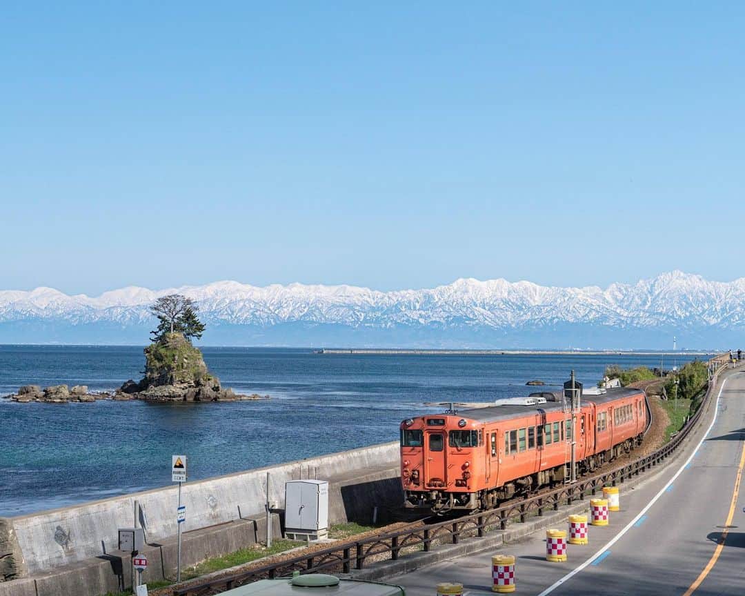詩歩さんのインスタグラム写真 - (詩歩Instagram)「This is Amaharashi Beach in Toyama Prefecture. It's a spot where you can see three things: the coast, the JR Himi Line running along the coastline, and the 3,000m-high Tateyama Mountain Range!  You can easily see them from the terrace of "Michi no Eki Amaharashi", which opened in 2018.  The Himi Line has only one train every hour, so if you want to see the train, it's best to check the timetable before you go.  The view from the terrace is also fantastic! I had a seat with an ocean view and waited for the train while eating the local "Himi Sardines & Chips".  🚃  撮り鉄のような一枚が撮れました📷  富山県の #雨晴海岸 、そしてその海岸線を走るJR氷見線、さらに標高3,000m級の立山連峰の3つが望めるスポットなんです✨  2018年に開館した「道の駅 雨晴」のテラスで気軽に見ることができるので、電車の時刻表とにらめっこしながら電車を待ちます。  氷見線は1時間に1本あるかないかなので、電車が見たいときは先に時刻表をチェックしてから行くのがよいです🙆  道の駅 雨晴からの景色も最高！ 私はオーシャンビューな席で、地元の「氷見イワシ＆チップス」を食べながら電車の時間を待ちました。  🐟  お仕事で北陸3県を巡ってきました！  #shiho_hokuriku のタグで 富山 / 石川 / 福井 の写真をpostしていきます📷お楽しみに〜✨  🙏旅行を検討中の方へ﻿ 緊急事態宣言解除後も、引き続き感染症対策は必要です！  政府や自治体が発表している新型コロナウイルスの最新情報を確認し、遠方の感染拡大エリアへの訪問は控えるなどご自身で判断をお願いします。﻿#withコロナ旅行 での感染対策方法についてはyoutubeに動画をあげています。  @panokito_toyama @michinoeki.amaharashi  📷 2021 📍雨晴海岸／富山県 　高岡市 📍Amaharashi Coast／Toyama Japan #shiho_toyama  ©詩歩 / Shiho」4月10日 14時13分 - shiho_zekkei