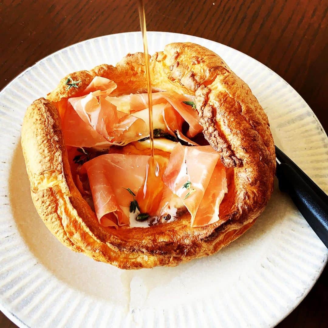 志摩有子さんのインスタグラム写真 - (志摩有子Instagram)「今日はパンケーキの日だとか。 生地を小さなパンに流して入れて焼くだけでできるダッチベイビー。 オーブンで15分も焼けばモコモコと立ち上がる。焼き上がりにブッラータと生ハム、メープルシロップ。PATHの食べ方が最高。バターなしでヘルシー？  #ダッチベイビー #ダッチベイビーパンケーキ #パンケーキの日 #dutchbaby #dutchbabypancake」4月10日 14時17分 - ariko418