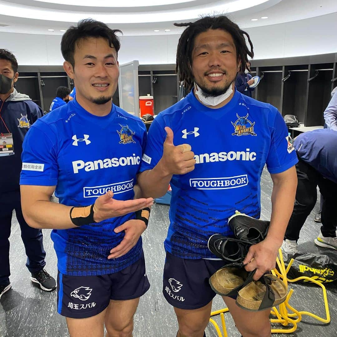 福岡堅樹のインスタグラム：「TL第7節vsヤマハ 55-19で勝利！ これでカンファレンス1位通過決定！ ここからの試合は負ければ終わりのトーナメント戦👊 少しでも長くこのチームでプレーできるよう全力を尽くします！ 応援ありがとうございました！ 今日の試合でワイルドナイツ150試合の大先輩、堀江さんと📸」