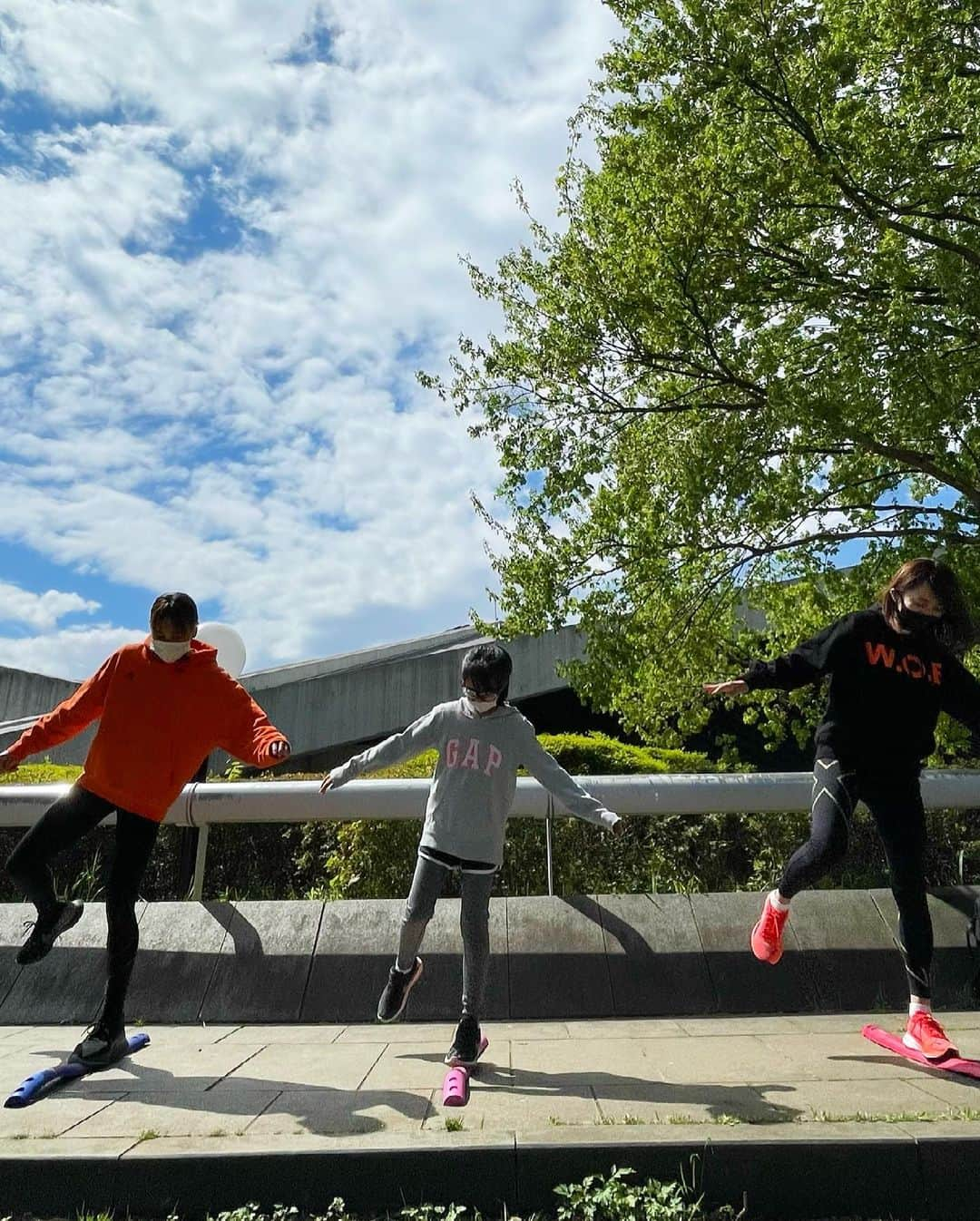 岡部紗季子さんのインスタグラム写真 - (岡部紗季子Instagram)「“ cartwheel...🤸🏻‍♀️♥️ #gymnastics #cartwheel #training #体操 #側転 #パーソナルトレーニング#🤸🏻‍♀️ 🏡 @w_o_e_2 . . . 今日は駒沢公園で ”側転”のパーソナルトレーニングでした！ . 将来の夢のために、 側転できることが必要だからと、 お子さま本人が考え、 今回パーソナルを受けていただきました😊🙏🏽 . 小さい頃は、 技の説明やアドバイスを理解して、 それを意識して動くのがなかなか難しかったりしますが、 1回1回考えて、何回も挑戦してくれました！ 一緒に体動かすことができて楽しかった✨ りおちゃんありがとー♡♡ . そして、 今回お繋ぎしていただいたあやさん @hosodaaya  いつもW.O.Eを支えていただきありがとうございました🙇🏻‍♂️✨ . . . あったかくなってきて、 外のパーソナルトレーニングがすごく気持ちいい🌞✨ . 鉄棒やって帰ろーっと😚✨」4月10日 14時47分 - sakiko_okabe516