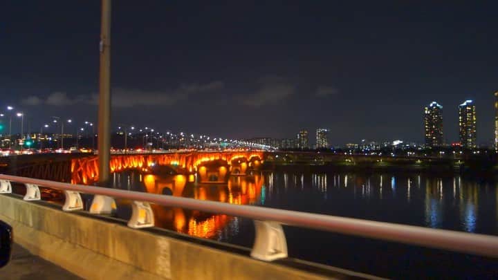 チン・イハンのインスタグラム：「#🌃」