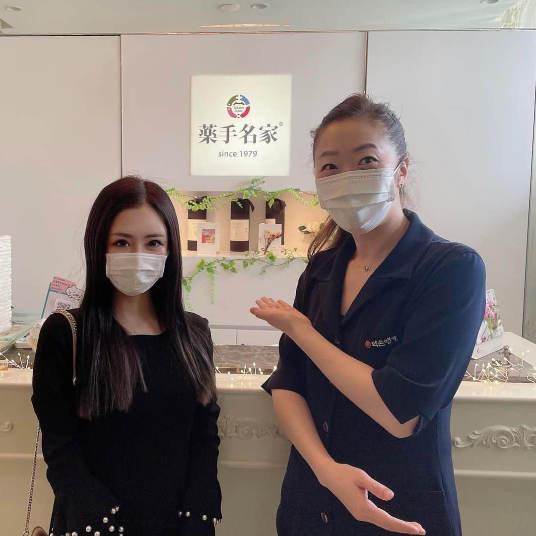 RINOのインスタグラム：「・ 【薬手名家ヤクソンミョンガ】 韓国骨気(コルギ)に週一行ってるよ🎶 全身して貰っててるんだけど、 骨格の歪みをとって姿勢が正しくなったり 眠りが良くなった✨ 顔の左右差も少しずつ治ってきてるの☺️ 最近顔小さいねって褒められること増えて嬉しい😆💕 確実に効果出る🙆‍♀️ ただね、一言言いたい…  めちゃくちゃ痛い😭 ・ ・ #薬手名家 #韓国骨気#骨気#コルギ#小顔矯正#痛い#容赦ない😭」