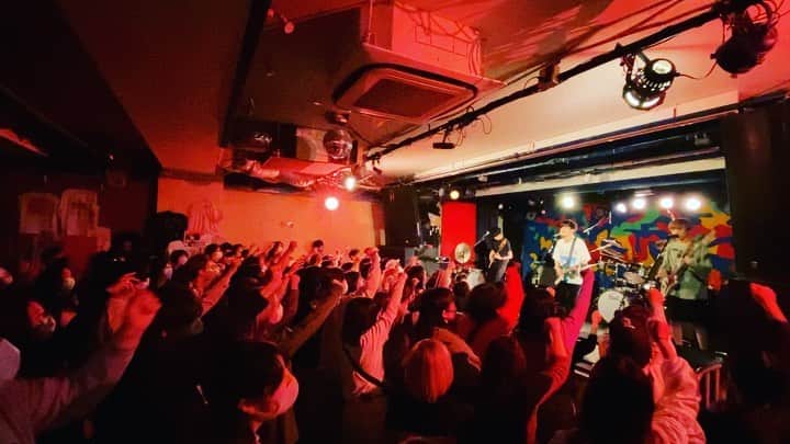 ハンブレッダーズのインスタグラム：「2021.04.01 agrth20210401×ライブハウスで会おうぜツアーvol.5 ありがとうございました！  #セトリ 1. 銀河高速 2. 弱者の為の騒音を 3. スクールマジシャンガール 4. ユアペース 5. ファイナルボーイフレンド 6. COLORS 7.  ユースレスマシン 8. ライブハウスで会おうぜ  #ライブで会おう関西 #ライブハウスで会おうぜ #ハンブレッダーズ #ハンブレ」