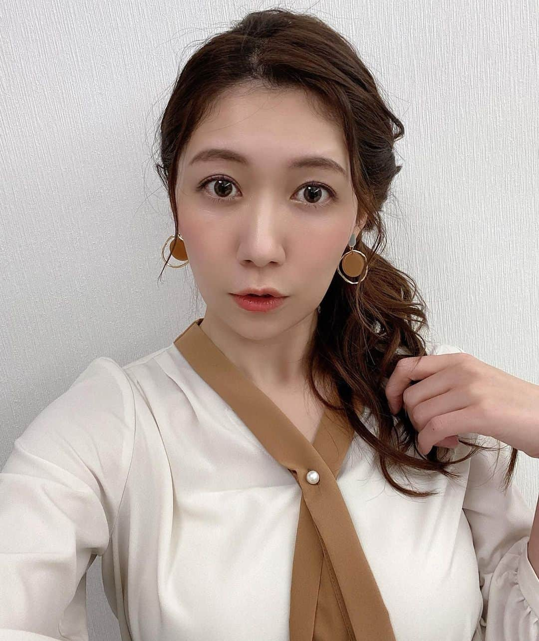 穂川果音さんのインスタグラム写真 - (穂川果音Instagram)「hair style  サイドアップだよ♪  　#ヘアスタイル　#ヘアアレンジ　#hairstyle #hairarrange #サイド寄せ　#大人めアレンジ　#イヤリング　#4月コーデ　#アベプラ　#ほかのん　#穂川果音 #サイドアップ」4月10日 15時48分 - hokawakanonn