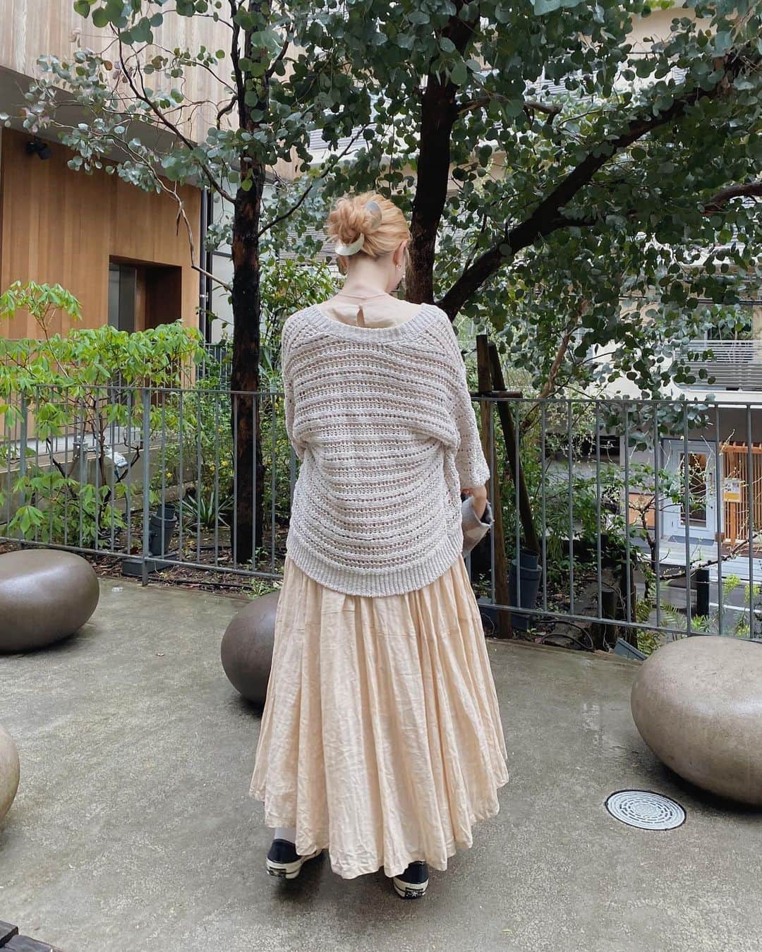 目見田早弥子のインスタグラム：「💭. @casa_fline のワンピースとカーディガン。 合わせると上品な印象になるけど 別々にカジュアルにも着られそう🕊 11日(日)までかなりお得なクーポン出てました◎ #casafline」