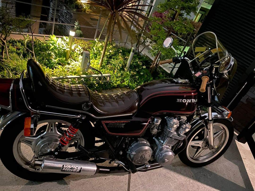 下畑博文のインスタグラム：「サスペンションを交換！ カッコよかぁ〜(^^) まさかの CB750K 用！！ 凄かばい！ YSSサスペンション！！  #yss #サスペンション #cb750k  #rc01 #cb750krc01」