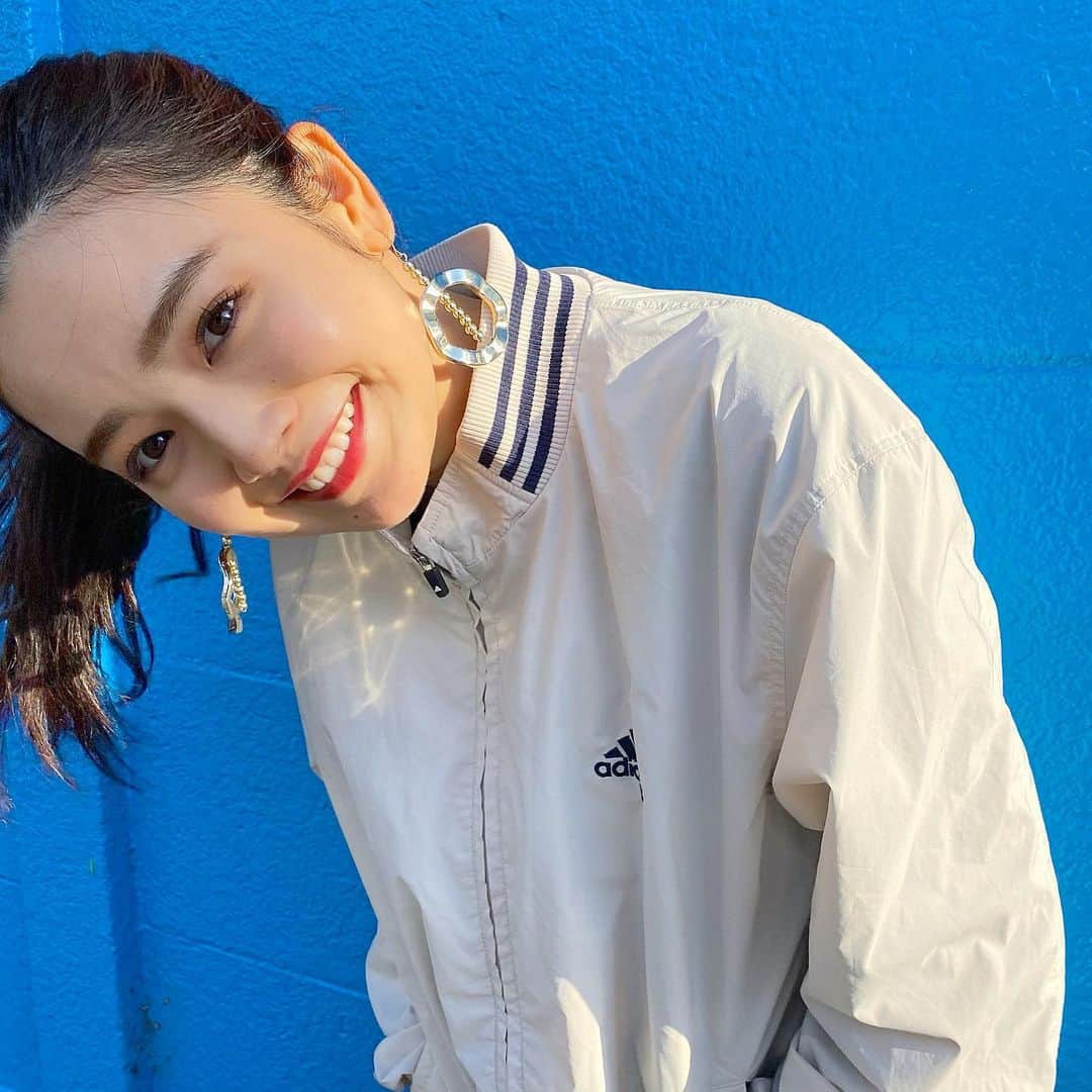 富久美玲のインスタグラム：「_ . 🆕 知り合いが古着屋さん始めて即GET🐶 . 古着ってコレ✨っていう1枚に出会うと ほぼ同じ服に出会える事って そんなに無いから特別感があって好き！ . @_______classic________  ▷Mサイズ .  #私服#身長152cm#mireistylecode#ootd#ナイロンジャケット#classic古着」